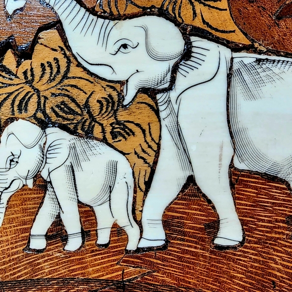 Vintage handmade oval Indian wooden plaque - Picture 10 of 12